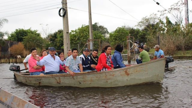 © Puerto Elsa residents take to boats as floodwaters rise