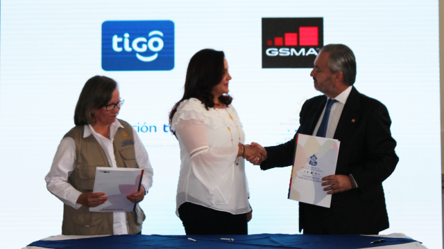 L:R Rosa de Lourdes Haslam, Director for Ciudad Mujer, First Lady Ana García de Hernández, TIGO Honduras GM Santiago Benedit