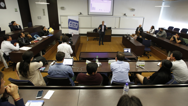 TigoUNE Colombia GM Marcelo Cataldo talks to MBA students
