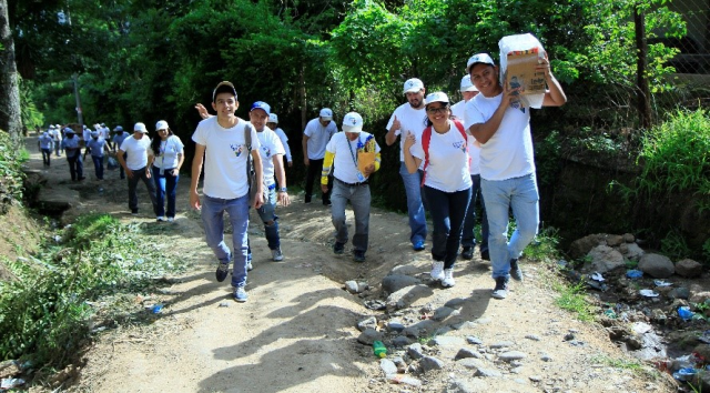 TIGO Guatemala volunteers arrive at Ojo de Agua school, Nueva Santa Rosa.